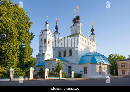 Blick auf die Kirche der Fürsprache der Heiligen Mutter Gottes (1687) an einem sonnigen Juli-Morgen. Kaluga, Russland Stockfoto