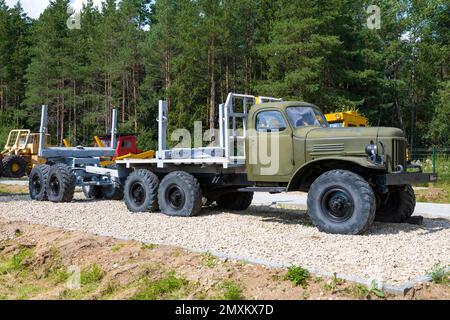 SHARYA, RUSSLAND - 07. AUGUST 2022: Holzträger mit Anhängerauflösung basierend auf ZIL-157-Lkw an einem sonnigen Sommertag. Ausstellung von Holzfällern Stockfoto