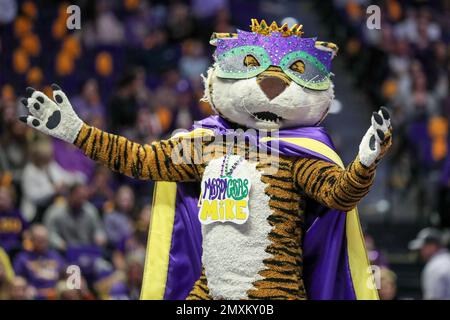 3. Februar 2023: Das LSU-Maskottchen Mike the Tiger kleidet sich in seinem Mardi Gras am besten während der NCAA-Gymnastikaktion zwischen den Georgia Bulldogs und den LSU Tigers im Pete Maravich Assembly Center in Baton Rouge, LA. Jonathan Mailhes/CSM Stockfoto