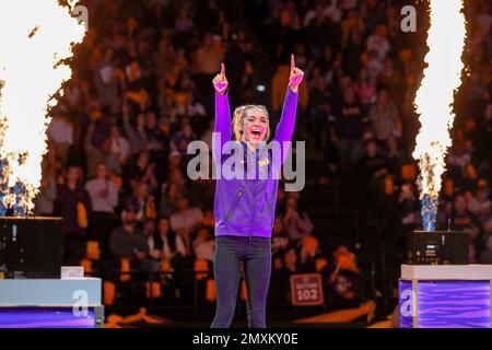 3. Februar 2023: Olivia ''Livvy'' Dunne von LSU wird der Menge vorgestellt, bevor die NCAA-Gymnastikaktion zwischen den Georgia Bulldogs und den LSU Tigers im Pete Maravich Assembly Center in Baton Rouge, LA, stattfindet. Jonathan Mailhes/CSM Stockfoto