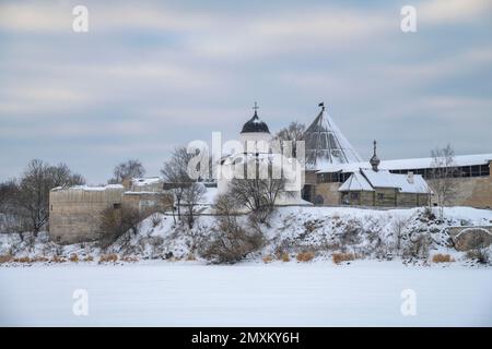Wolkiger Dezember-Tag in der Festung Staraya Ladoga. Region Leningrad, Russland Stockfoto