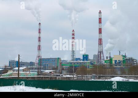 VOLKHOV, RUSSLAND - 27. JANUAR 2023: Blick auf die Pflanze zur Herstellung mineralischer Düngemittel des Betriebs PhosAgro an einem bewölkten Dezembertag Stockfoto