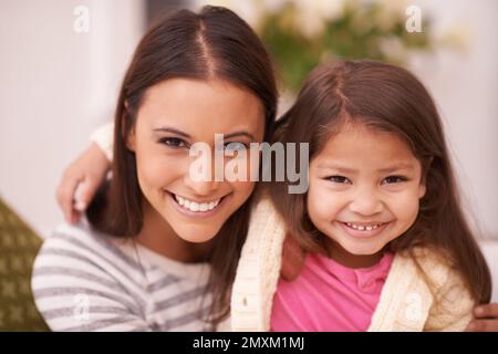 Am glücklichsten, wenn sie zusammen sind. Porträt einer liebevollen Mutter und Tochter zu Hause. Stockfoto