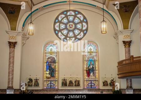 St. Simon Stock auf der linken Seite, St. Hedwig, auf der rechten Seite, Rosenfenster der Dreifaltigkeit, oben auf der West-Quer-Mauer der Basilika St. Die Katholische Kirche Stanislaus. Stockfoto