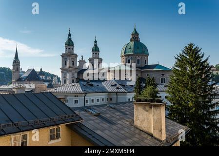 Salzburger Dom, Österreich. Die Kollegialkirche und die Franziskanerkirche können ebenfalls besichtigt werden Stockfoto