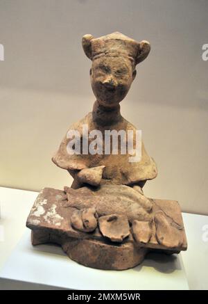 (DATEI) Töpferfiguren von Köchen aus der Ost-Han-Dynastie sind in Peking, China, am 19. August 2016 zu sehen. Stockfoto