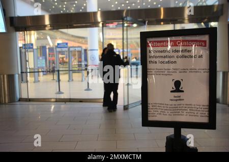 New York, USA. 30. Januar 2023. Ein Schild bezieht sich auf die Verwendung von Gesichtserkennungssoftware im Madison Square Garden in New York. Ein Streit über Gesichtserkennungssoftware am Eingang macht Schlagzeilen. Wer darf in die "MSG", und wer entscheidet? (Zu dpa-KORR „Streit um die Gesichtserkennung im Madison Square Garden in New York“) Kredit: Christina Horsten/dpa/Alamy Live News Stockfoto