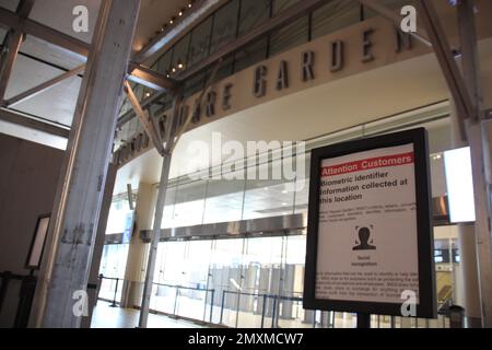 New York, USA. 30. Januar 2023. Ein Schild bezieht sich auf die Verwendung von Gesichtserkennungssoftware im Madison Square Garden in New York. Ein Streit über Gesichtserkennungssoftware am Eingang macht Schlagzeilen. Wer darf in die "MSG", und wer entscheidet? (Zu dpa-KORR „Streit um die Gesichtserkennung im Madison Square Garden in New York“) Kredit: Christina Horsten/dpa/Alamy Live News Stockfoto