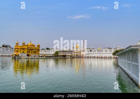 Der Goldene Tempel, auch bekannt als Harmandir Sahib, ist einer der heiligsten Gurdwaras (Sikh-Tempel) der Welt und befindet sich in Amritsar, Punjab, Indien. Stockfoto