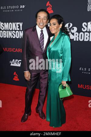 Los Angeles, USA. 03. Februar 2023. Smokey Robinson & Woman Frances Glandney im MusiCares 2023 Persons of the Year Gala im Los Angeles Convention Centre. Bildnachweis: Paul Smith/Alamy Live News Stockfoto