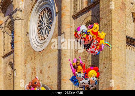 Crema, Italien - 27. Februar 2022: Blick auf Ballons auf dem Domplatz in Crema, Lombardei, Norditalien Stockfoto