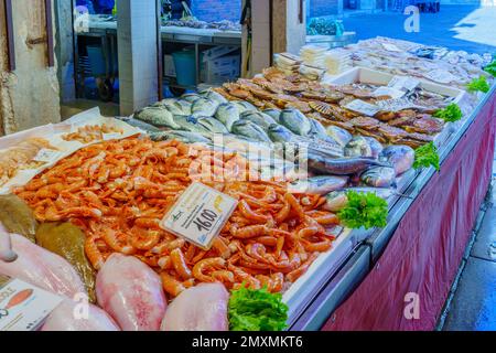 Venedig, Italien - 02. März 2022: Szene des Rialto-Marktes, mit Meeresfrüchten zum Verkauf, in Venedig, Venetien, Norditalien Stockfoto