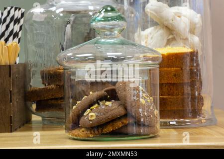 Ein Glas Schokoladenkekse steht auf einem Tisch Stockfoto