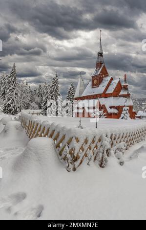 Berühmte hölzerne Höhlenkirche in Hahnenklee im Harz-Gebirge Stockfoto