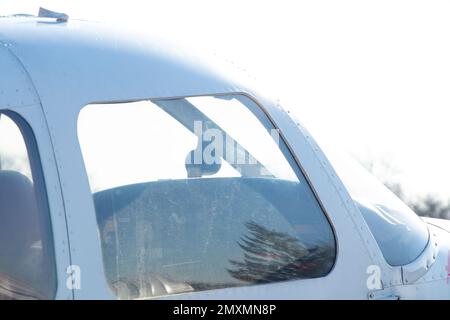 Ein kleines altes Flugzeug steht an einem sonnigen Tag am Flughafen in der Stadt Dnieper Stockfoto