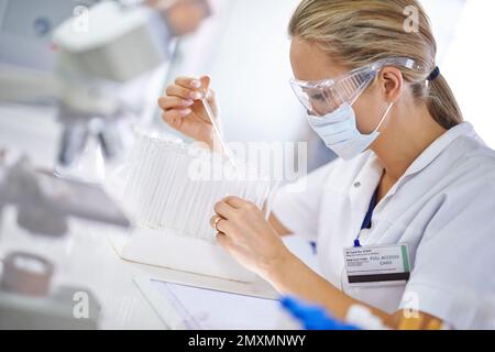 Sorgfältige, sorgfältige Arbeit. Ein wissenschaftlicher Forscher, der im Labor arbeitet. Stockfoto
