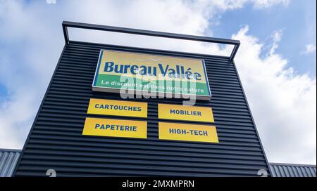 Bordeaux , Aquitaine Frankreich - 30 01 2023 : Bureau vallee Logo Marke und Textschild Fassade Shop Eingang Valley Büromarkt Stockfoto