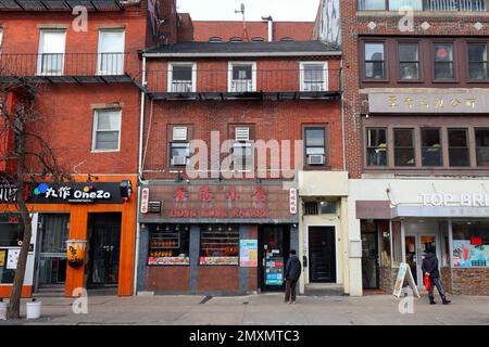 Hong Kong Eatery 香港小食, 79 Harrison Ave, Boston, Massachusetts. Außenfassade eines chinesischen Restaurants im kantonesischen Stil mit gebratenem Fleisch in Chinatown. Stockfoto