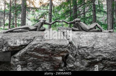 Steinskulptur, die die Liebe in der Nähe der Riva-Wasserfälle in Campo Tures repräsentiert. Autonome Provinz Bozen - Südtirol Stockfoto