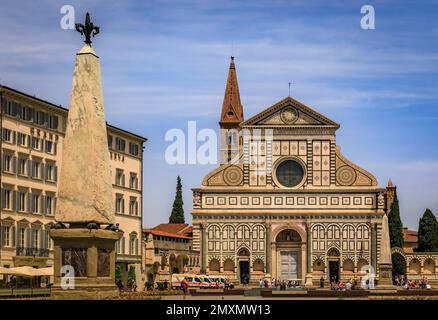 Florenz, Italien - 04. Juni 2022: Kunstvoll verzierte gotische Marmorfassade der Basilika Santa Maria Novella aus dem 14. Jahrhundert, der wichtigsten Dominikanischen Kirche der Stadt Stockfoto