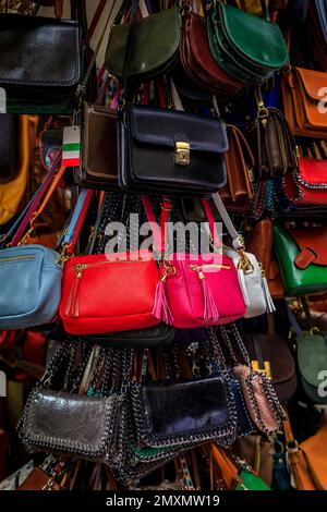 Farbenfrohe Taschen und Lederwaren sind in einem Straßenladen auf dem Central Market Mercato Centrale, Florenz, Italien ausgestellt Stockfoto