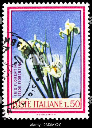 MOSKAU, RUSSLAND - 2. FEBRUAR 2023: Poststempel gedruckt in Italien zeigt Florentine Iris, Flora-Serie, ca. 1967 Stockfoto