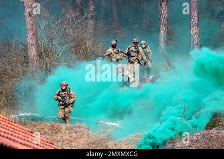 Hohenfels, Bayern, Deutschland. 29. Januar 2023. USA Soldaten des 2D. Kavallerie-Regiments wurden während Dragoon Ready 23 im Joint Multinational Readiness Center in Hohenfels, Deutschland, im Januar zum Angriff auf eine Stadt eingesetzt. 29, 2023. Dragoon Ready 23 wurde entwickelt, um die Bereitschaft des Regiments zu gewährleisten und das Regiment in seinen grundlegenden Aufgaben zur Unterstützung einheitlicher Landeinsätze zu Schulen, um seine Kenntnisse zu verbessern und die Interoperabilität mit den NATO-Alliierten zu verbessern. Zu den Übungsteilnehmern gehören etwa 2.500 US-Dollar Soldaten des 2D. Kavallerie-Regiments, 150 US-Dollar Soldaten der 12. Kampfluftfahrtbrigade und 150 Stockfoto