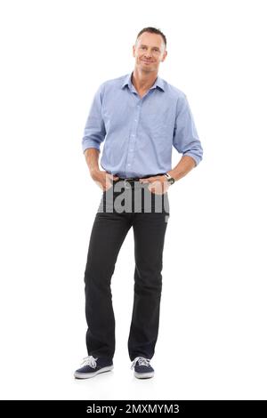Modisch, stilvoll und Porträt eines gutaussehenden, glücklichen Mannes, isoliert auf weißem Hintergrund im Studio. Lächeln, zufrieden und reifer Geschäftsmann Stockfoto