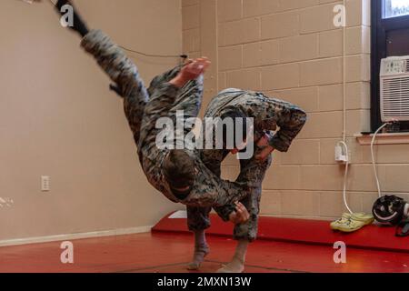 Virginia Beach, Virginia, USA. 25. Januar 2023. USA Marinekorps CPL. Erick Gonzalezaldaz, ein Datensystemverwalter der Flotten Marine Force, Atlantik, Marine Forces Command, Marine Forces Northern Command, entsendet CPL. Holden L. Mesimer, ein Planungsspezialist der Marine Air-Ground Task Force mit Plänen, Richtlinien, Und Operations South, während eines Martial Arts Instructor Course (MAIC) an Naval Base Dam Neck, Virginia, Januar. 25, 2023. Das MAIC wurde entwickelt, um das Verständnis der einzelnen Marine für Kampftechniken zu entwickeln und gleichzeitig mentalen und physischen Belastungen standzuhalten Stockfoto