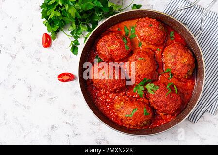 Faule Kohlbrötchen in süßer und saurer Tomatensauce. Fleischbällchen. Rinderschnitzel. Draufsicht Stockfoto
