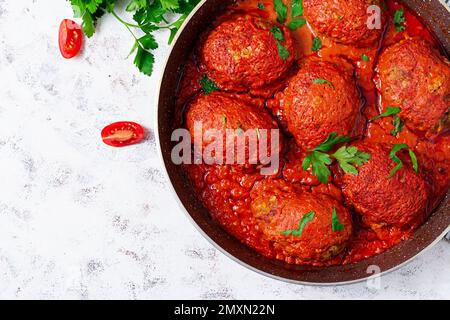 Faule Kohlbrötchen in süßer und saurer Tomatensauce. Fleischbällchen. Rinderschnitzel. Draufsicht Stockfoto