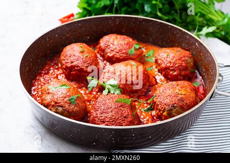 Faule Kohlbrötchen in süßer und saurer Tomatensauce. Fleischbällchen. Rinderschnitzel. Stockfoto