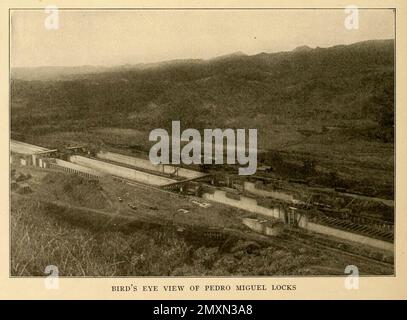 Vogelperspektive von Pedro Miguel Locks aus dem Buch Panama und der Kanal in Bild und Prosa : Eine vollständige Geschichte von Panama, sowie die Geschichte, der Zweck und das Versprechen seines weltberühmten Kanals, das gigantischste Ingenieurbüro seit Anbeginn der Zeit von Willis John Abbot, 1863-1934 Veröffentlicht in London; New York von Syndicate Publishing Co. Im Jahr 1913 Stockfoto