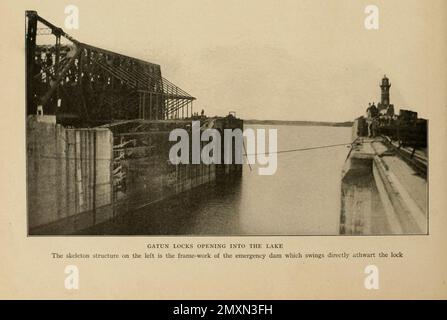 Gatun Locks Öffnung in den See das Skelettwerk auf der linken Seite ist das Gestell des Notfalldamms, der direkt neben dem Schloss aus dem Buch Panama und der Kanal in Bild und Prose schwingt : Eine vollständige Geschichte von Panama, sowie die Geschichte, der Zweck und das Versprechen seines weltberühmten Kanals, das gigantischste Ingenieurbüro seit Anbeginn der Zeit von Willis John Abbot, 1863-1934 Veröffentlicht in London; New York von Syndicate Publishing Co. Im Jahr 1913 Stockfoto