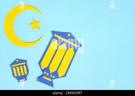 Halbmond, Stern und Laternen Dekorationsschablone liegen flach auf blauem Hintergrund. Islam Ramadan Kareem feiert den heiligen Monat. Stockfoto