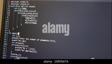 Computercodedaten auf dem Laptop. Abstrakte Informationen. Digitale Technologie auf dem Display. Programmiercode für Softwareentwickler. Software-Quellcode. Stockfoto