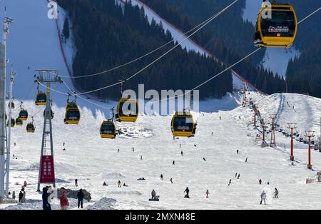 Peking, Chinas autonome Region Xinjiang Uygur. 25. Januar 2023. Im Silkroad Resort in Urumqi, der Autonomen Region Xinjiang Uygur im Nordwesten Chinas, haben Besucher Spaß. 25. Januar 2023. Kredit: Hu Huhu/Xinhua/Alamy Live News Stockfoto