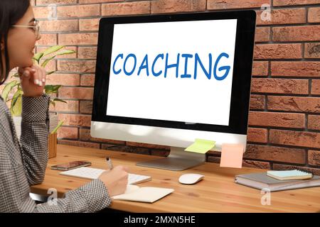 Business Training oder Life Coaching. Frau, die sich zu Hause einen Online-Kurs ansieht Stockfoto