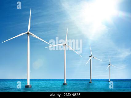 Schwimmende Windturbinen im Meer. Alternative Energiequelle Stockfoto