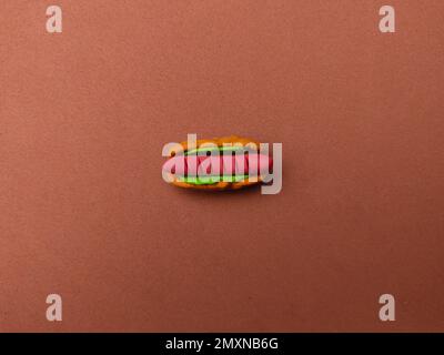 Top-View-Hotdog auf braunem Hintergrund. Stockfoto