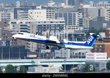 Präfektur Fukuoka, Japan - 02. Juli 2022: PASSAGIERFLUGZEUG ANA Wings De Havilland Canada Dash 8-400 (JA856A). Stockfoto
