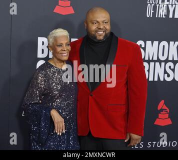 Los Angeles, USA. 03. Februar 2023. Dionne Warwick und Damon Elliott nehmen am Freitag, den 3. Februar 2023, an der MusiCares Persons of the Year Gala im Los Angeles Convention Center in Los Angeles Teil. Foto: Jim Ruymen/UPI Credit: UPI/Alamy Live News Stockfoto