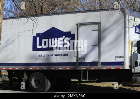 Lowes Lieferwagen auf der Straße mit Bäumen Stockfoto