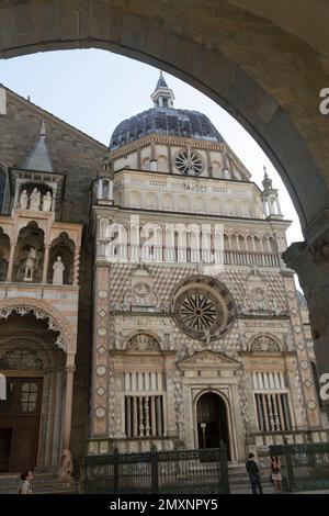 Italien, Bergamo, die Basilika Santa Maria Maggiore und der Eingang des Cappella Colleoni daneben. Stockfoto