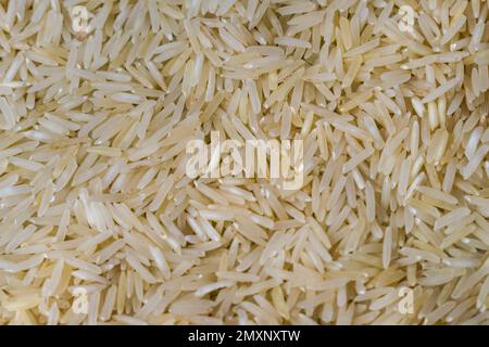 Ein Texturhintergrund aus der Draufsicht mit indischem Basmati-Reis Stockfoto