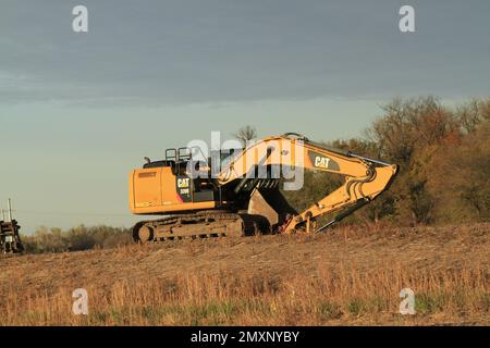 CAT-BAGGER auf einer Baustelle mit blauem Himmel Stockfoto