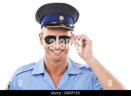 Polizist mit Sonnenbrille isoliert auf weißem Hintergrund, Karrierevision und Porträtlächeln. Sicherheit, Recht und Berufsperson oder attraktiv Stockfoto