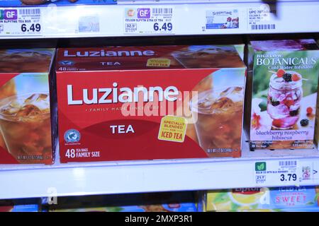 Eine Nahaufnahme von LUZIANNE Tee in einer Schachtel auf einem Regal Stockfoto