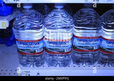 CRYSTAL GEYSER Wasser in Flaschen, Nahaufnahme auf einem Regal Stockfoto