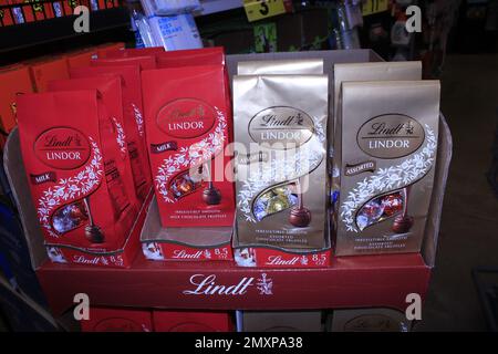 Lindt Lindor Schokoladentrüffel in Beuteln auf einem Regal Stockfoto